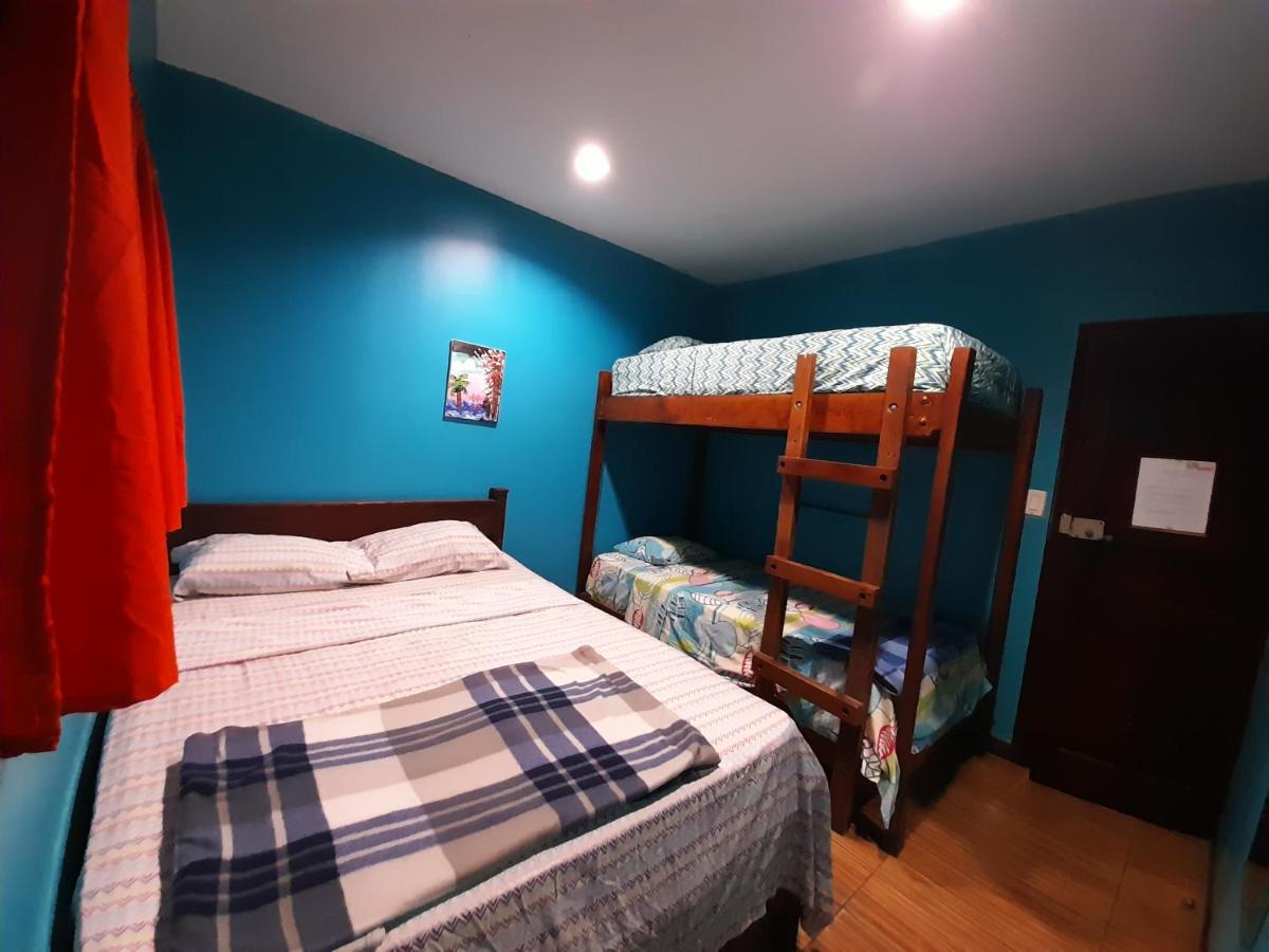Coral Reef Surf Hostel And Camp Тамариндо Экстерьер фото