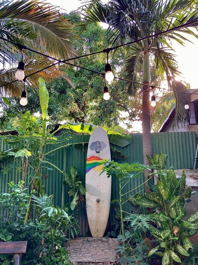 Coral Reef Surf Hostel And Camp Тамариндо Экстерьер фото