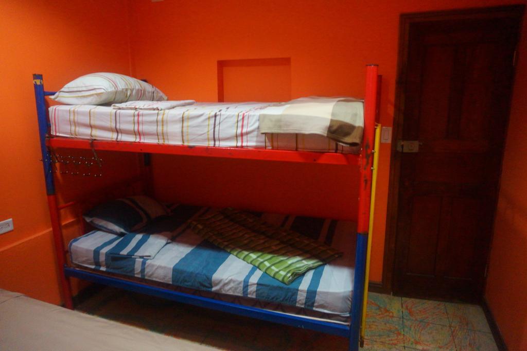 Coral Reef Surf Hostel And Camp Тамариндо Экстерьер фото