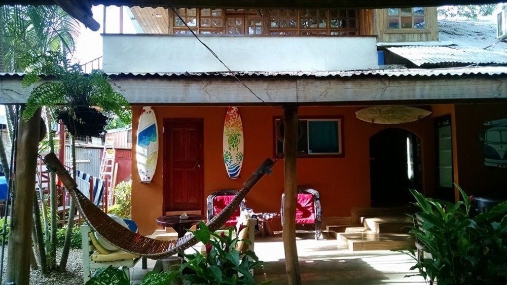 Coral Reef Surf Hostel And Camp Тамариндо Экстерьер фото