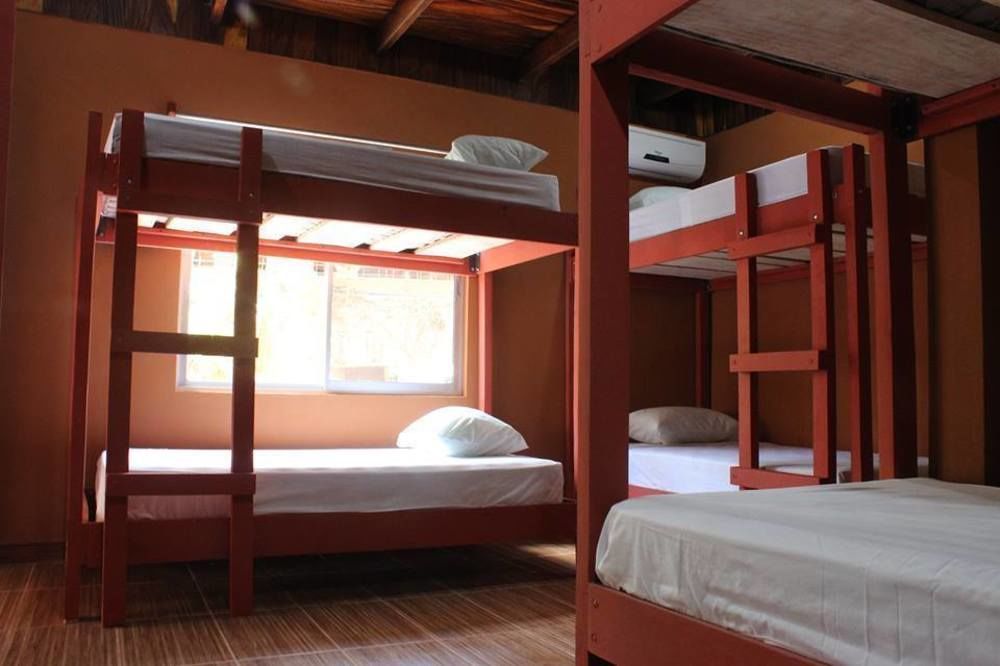 Coral Reef Surf Hostel And Camp Тамариндо Экстерьер фото