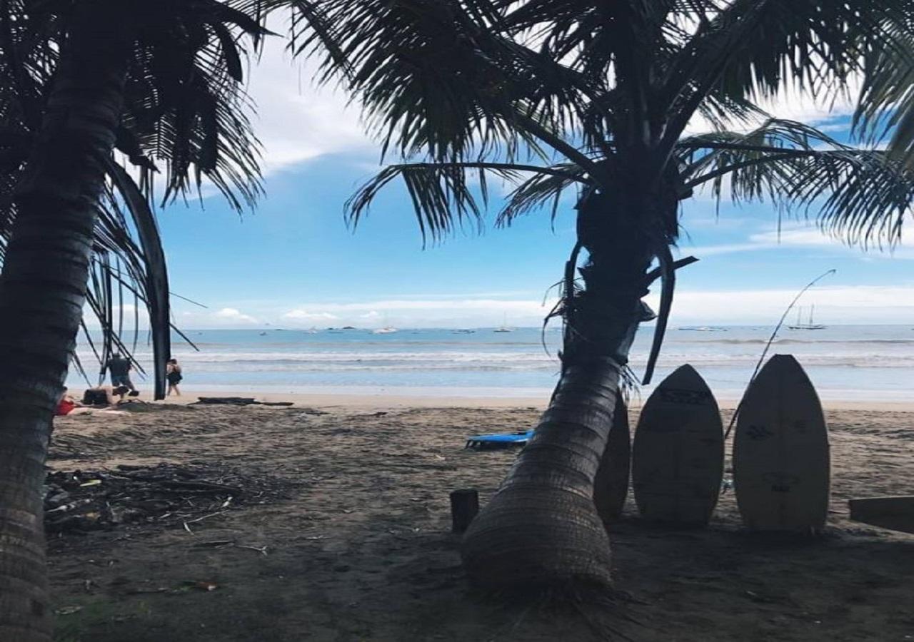 Coral Reef Surf Hostel And Camp Тамариндо Экстерьер фото